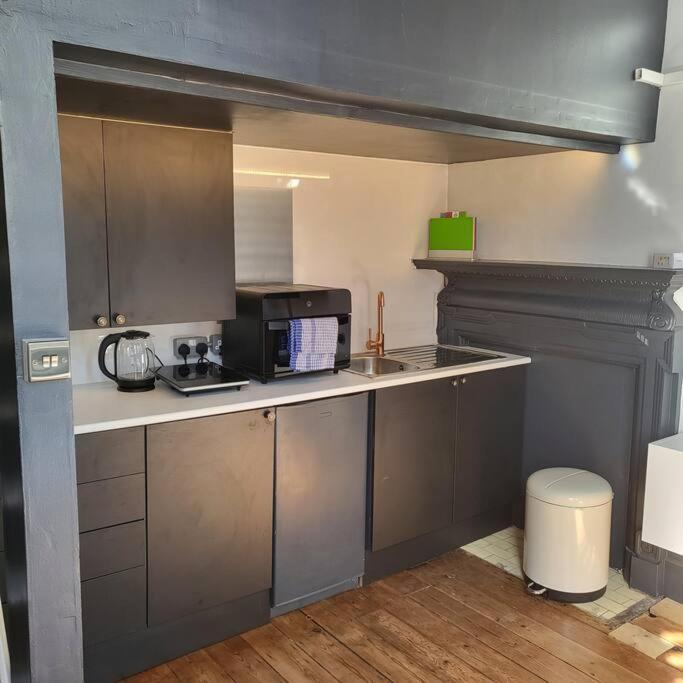 21 Mini Loft Apartment - Great Location - Comfy King Size Bed Brighton Exterior photo